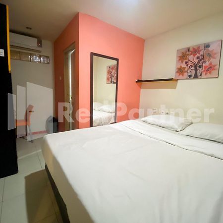 Audah Guesthouse Syariah Redpartner Giacarta Esterno foto